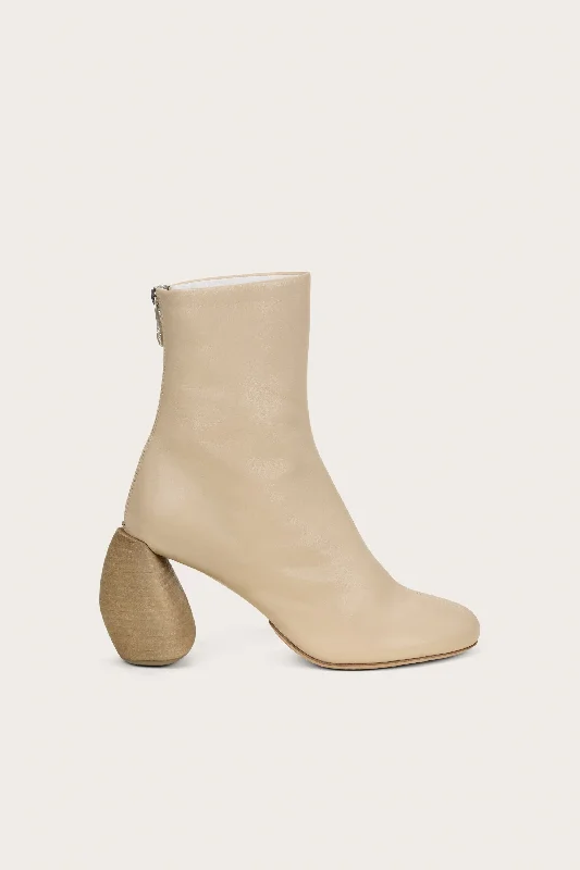 Women's Combat Boots with Studded Details in Olive Green for an Edgy Punk LookRYAN BOOT - ALABASTER Women's Combat Boots with Studded Details in Olive Green for an Edgy Punk LookRYAN BOOT - ALABASTER