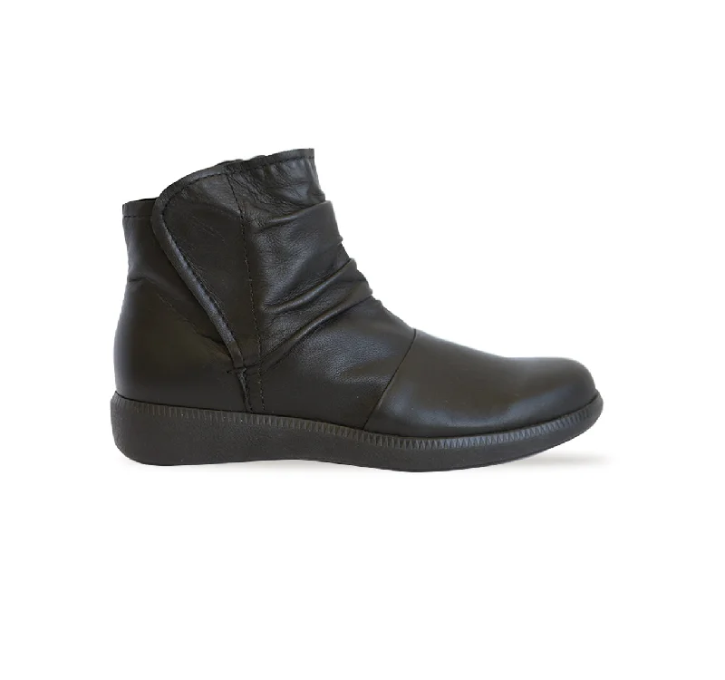 Plus Size Women's Wide - Fit Penny Loafers in Black for All - Day ComfortSCOUT