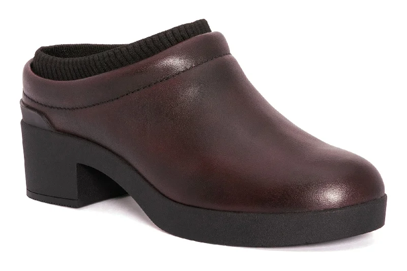 Women's casual shoes with breathable linings for a cool feelCapital Clog Metatarsal