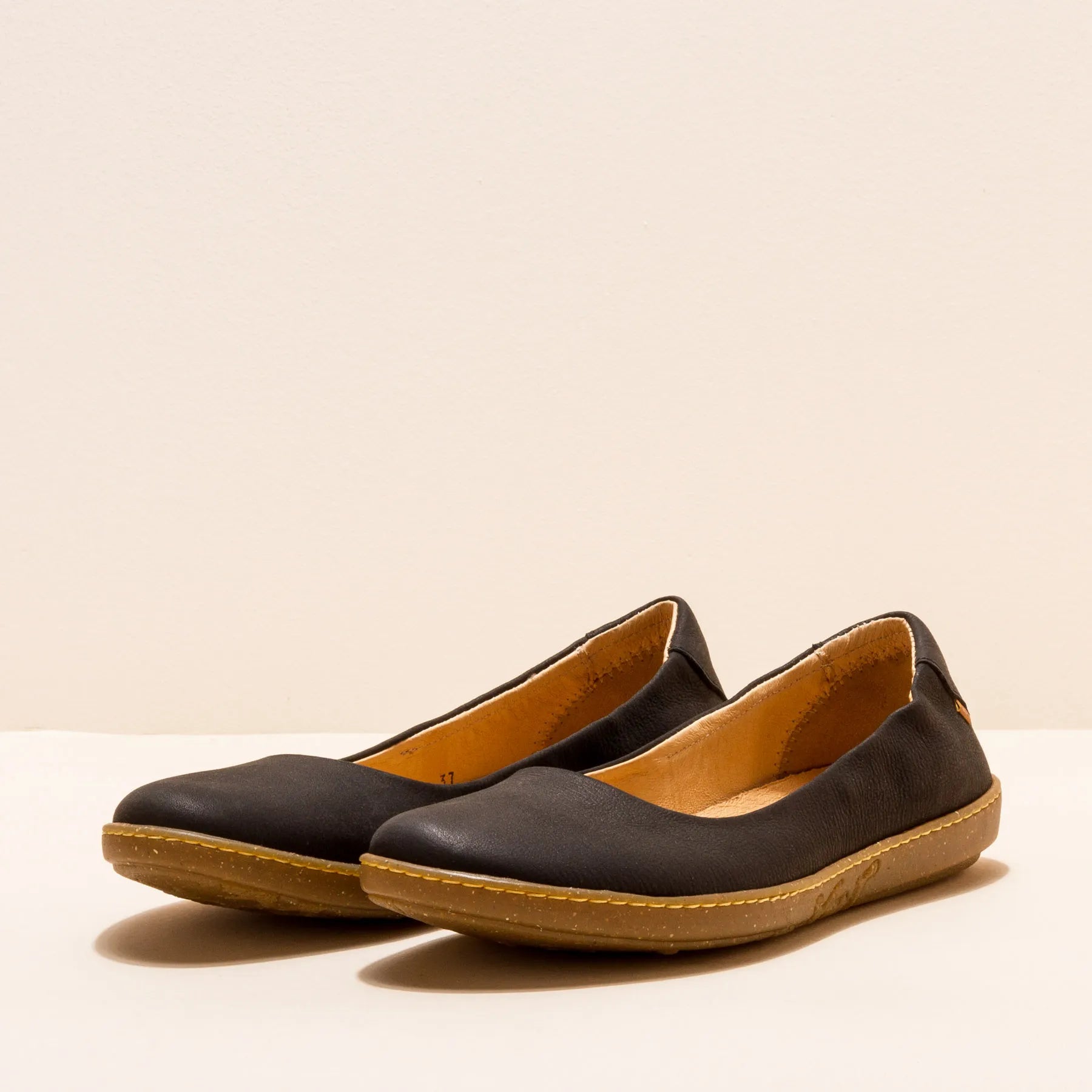 Women's casual wedge shoes with a stylish liftEl Naturalista 5300 Coral Black