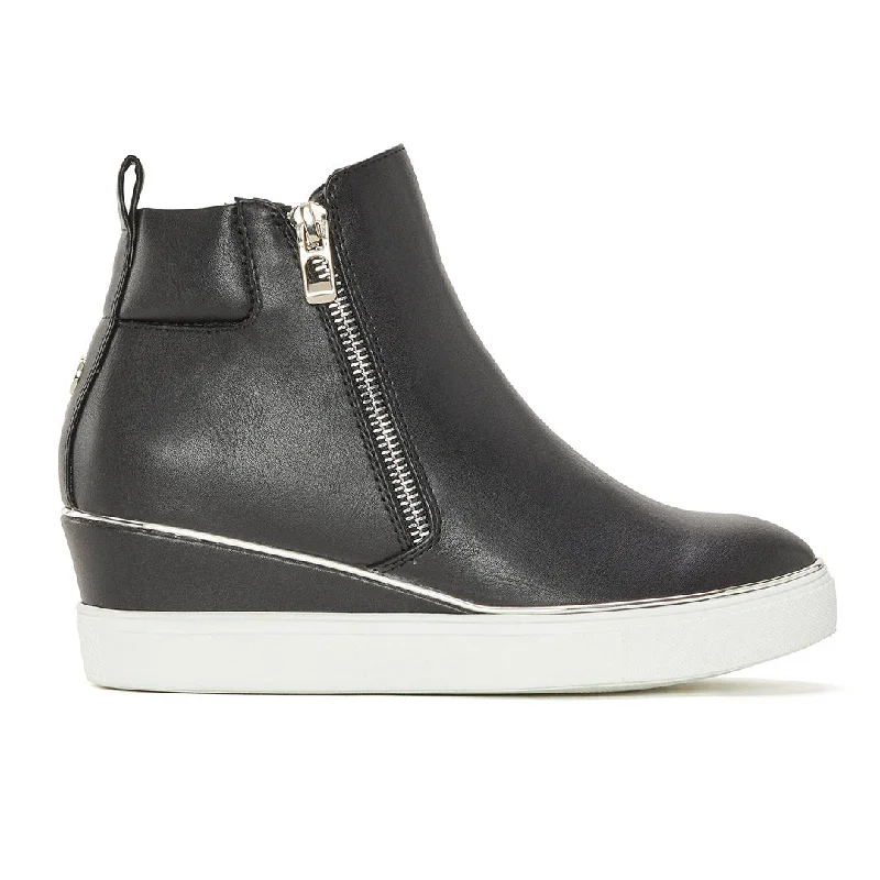 Women's casual shoes with glitter accents for a touch of glamourFiora