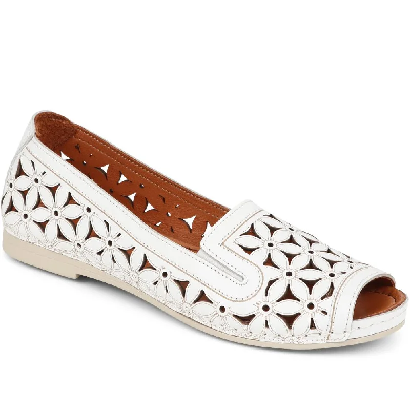 Women's casual slip - on shoes for easy wearLeather Cut Out Detail Pumps  - KARY39011 / 325 501