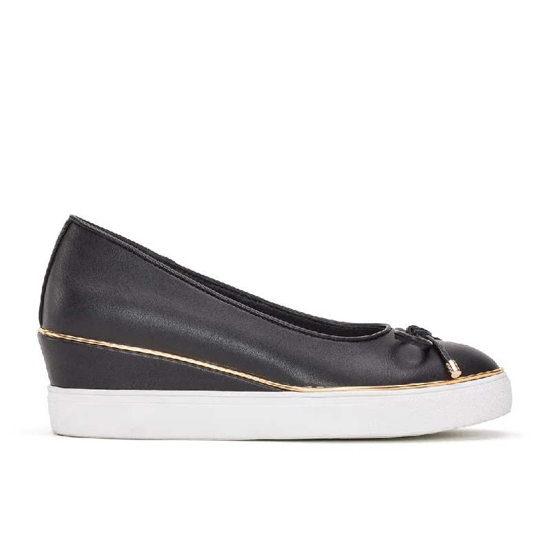 Women's casual shoes with embroidery for a detailed designSixfold