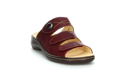 Women's casual shoes with geometric prints for a modern feelThink! Camilla 3 Strap Jewel Red 88424-72 Women's casual shoes with geometric prints for a modern feelThink! Camilla 3 Strap Jewel Red 88424-72