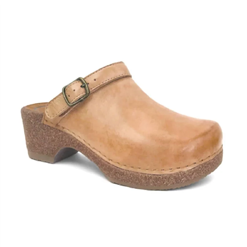 Women's Embroidered Floral Mules in White for a Feminine and Spring - like EnsembleWomen's Beckie Cork Clog In Natural Women's Embroidered Floral Mules in White for a Feminine and Spring - like EnsembleWomen's Beckie Cork Clog In Natural