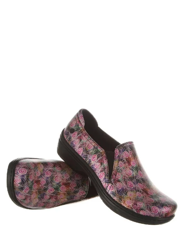 Women's Embroidered Floral Mules in White for a Feminine and Spring - like EnsembleWomen's Moxy Clog In Peacock Canvas Women's Embroidered Floral Mules in White for a Feminine and Spring - like EnsembleWomen's Moxy Clog In Peacock Canvas